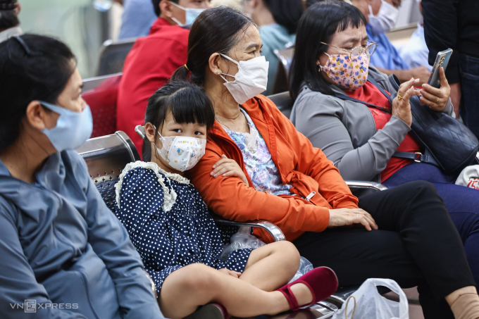 Người dân chờ khám tại Bệnh viện mắt TP HCM, tháng 7/2025. Ảnh: Quỳnh Trần