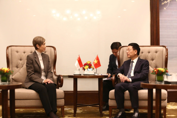 Bộ trưởng Nguyễn Mạnh Hùng và Bộ trưởng Josephine Teo đã trao đổi về những vấn đề hai nước cùng quan tâm, trong đó tập trung vào AI và 5G. Ảnh: Doãn Mạnh