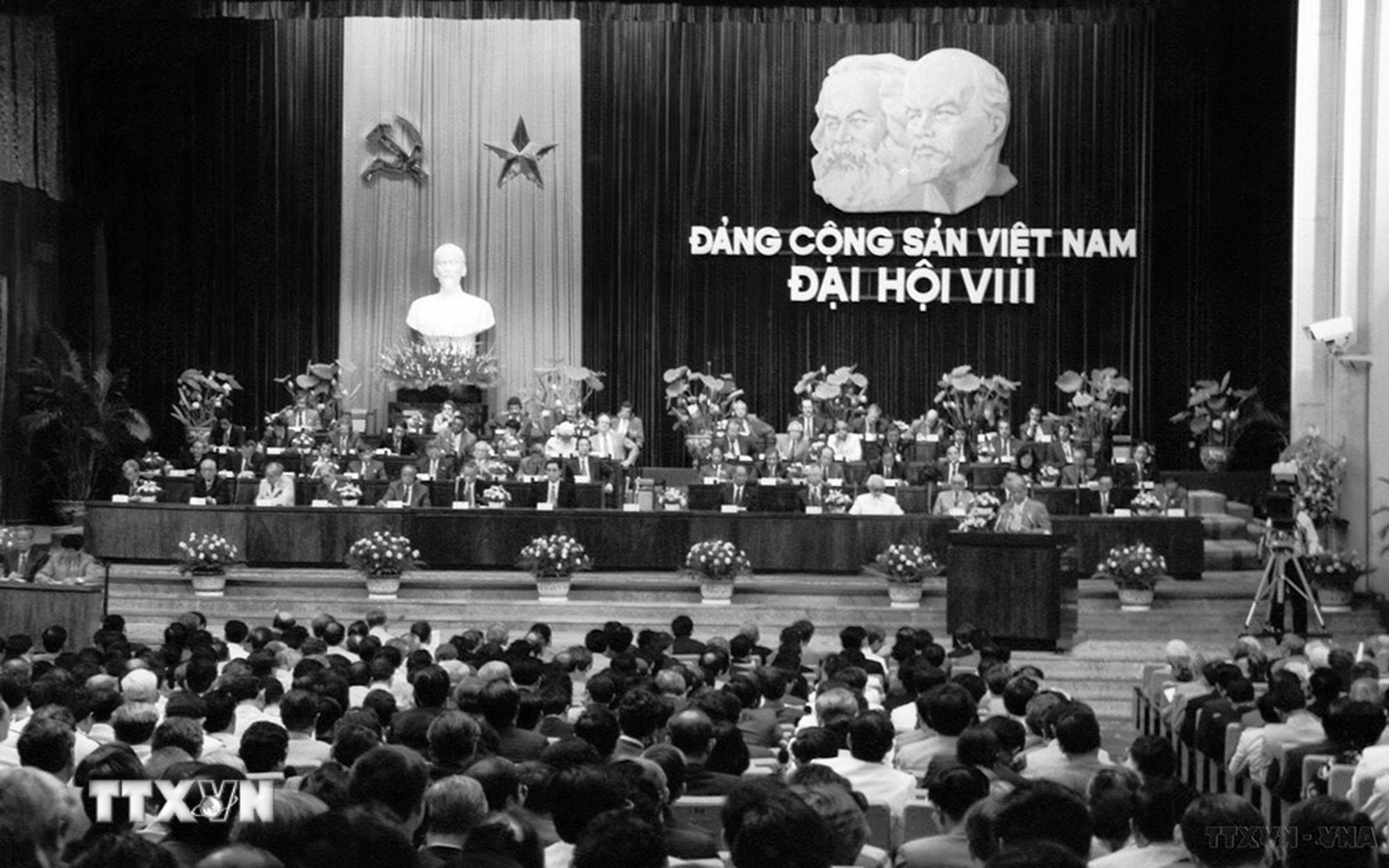 Đại hội lần thứ VII của Đảng: Tiếp tục công cuộc đổi mới đưa đất nước tiến lên theo con đường xã hội chủ nghĩa - Ảnh 2.