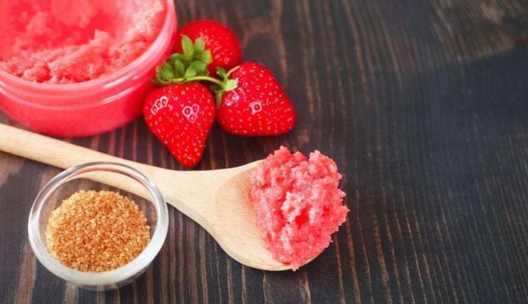 Dâu tây và đường nâu là công thức chăm sóc da và giúp làm sạch da hiệu quả.