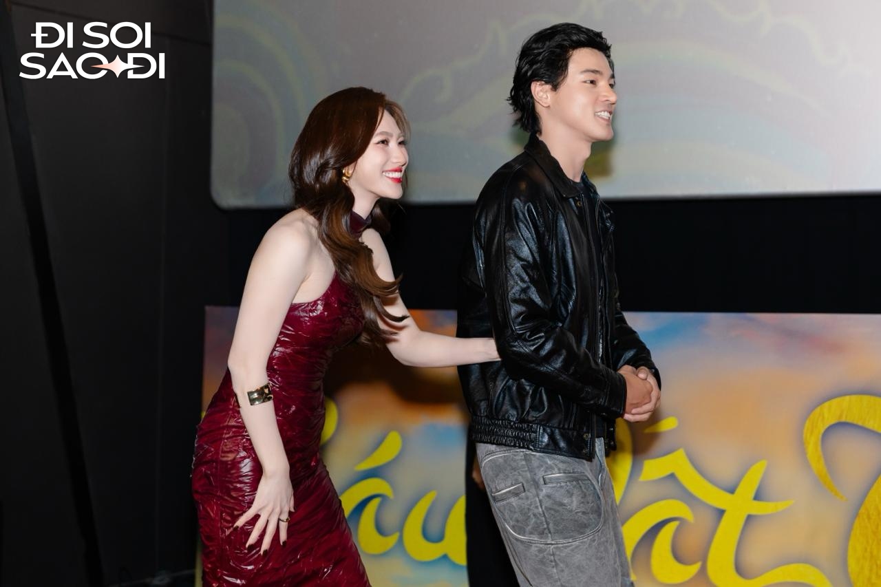 Bắt gặp Phương Anh Đào khoác tay trai lạ cực tình tứ, hoá ra là crush quốc dân điển trai ăn đứt Tuấn Trần- Ảnh 3.