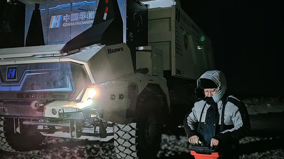 Phát hiện 100 xe tải Trung Quốc không người lái, hoạt động liên tục 24/7, bí mật khai thác kho báu lộ thiên lớn chưa từng có- Ảnh 3.