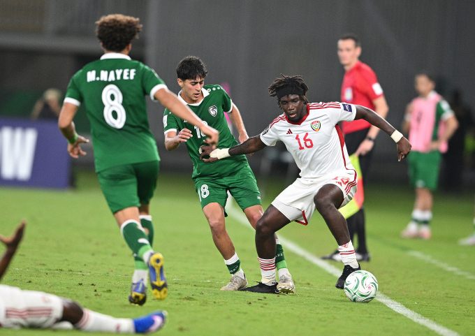 Tiền đạo UAE gốc Pháp Junior Salif Ndiaye (số 16) thi đấu trong trận hòa Syria 1-1 ở lượt cuối bảng B U23 châu Á 2026, trên sân Prince Abdullah Al Faisal ở Jeddah, Arab Saudi ngày 13/1/2026. Ảnh: AFC