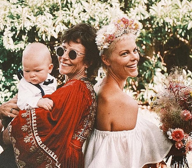 Rachel Ward hiện tại, bên con gái Matilda và cháu ngoại.