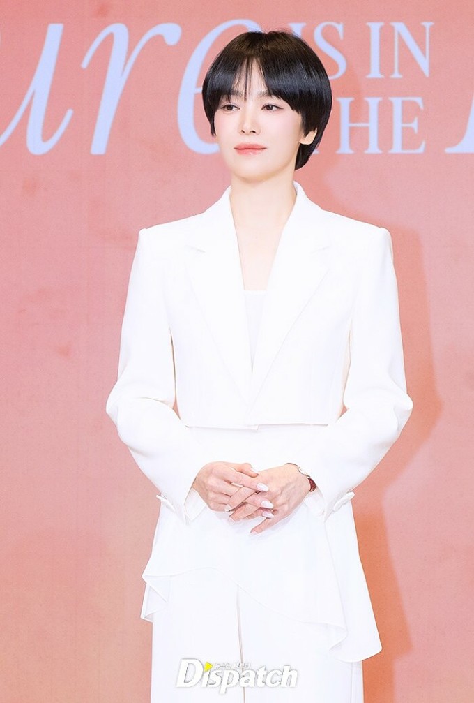 Theo Dispatch, Song Hye Kyo vừa hoàn thành quay tác phẩm mới 'Slowly and Strongly', sau gần một năm phim đi vào sản xuất. Tác phẩm có kinh phí sản xuất lên tới 80 tỷ won (3,6 tỷ won/tập), lập kỷ lục mới cho phim truyền hình Hàn Quốc có kinh phí cao nhất. Trong phim, Song Hye Kyo vào vai Min-ja, một người phụ nữ đang vật lộn để tồn tại trong ngành công nghiệp âm nhạc.