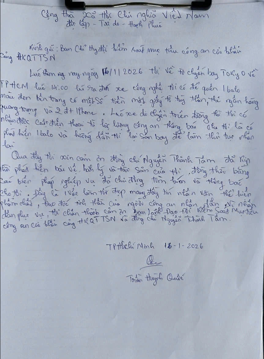 Công an Tân Sơn Nhất trả tài sản hơn 1 tỉ đồng cho nhiều khách làm rơi - Ảnh 3.