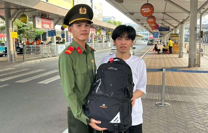 Công an Tân Sơn Nhất trả tài sản hơn 1 tỉ đồng cho nhiều khách làm rơi - Ảnh 2.