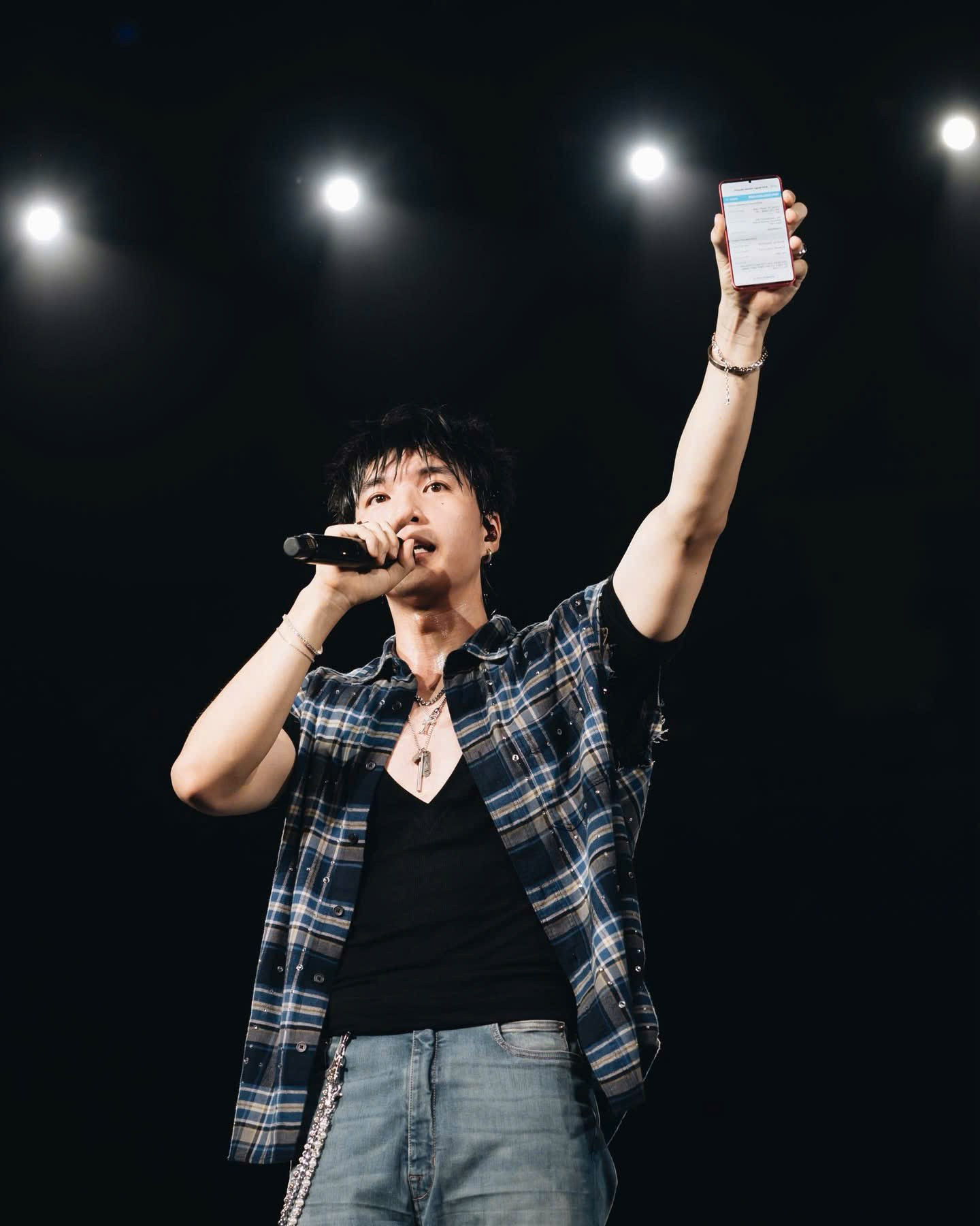 Nam nghệ sĩ Vbiz đắt show bậc nhất, được Bộ VHTTDL vinh danh: Nói 1 câu ủng hộ ngay 400 triệu đồng- Ảnh 4.