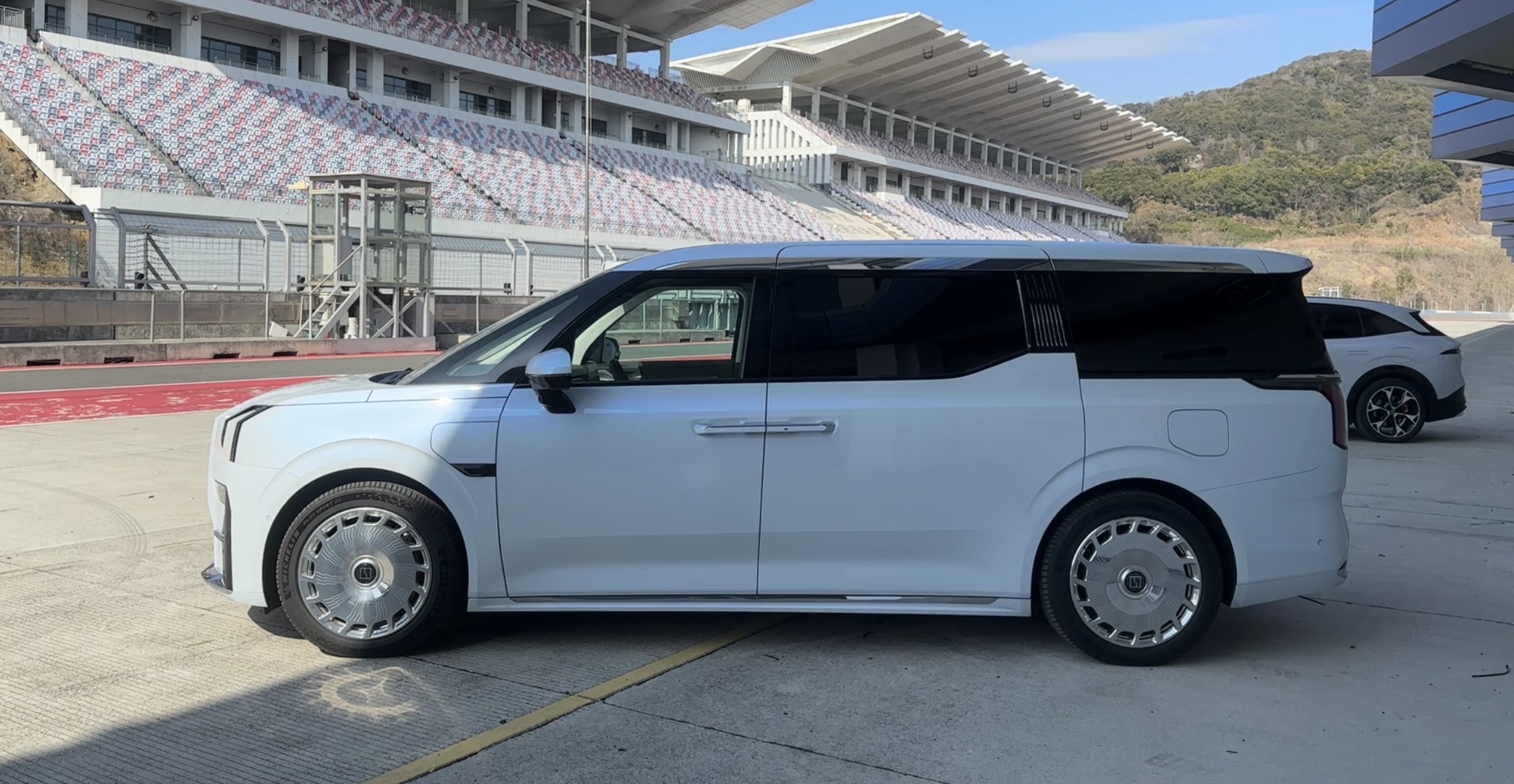 Hé lộ thời điểm Zeekr mang xe điện hạng sang về Việt Nam - Ảnh 3.