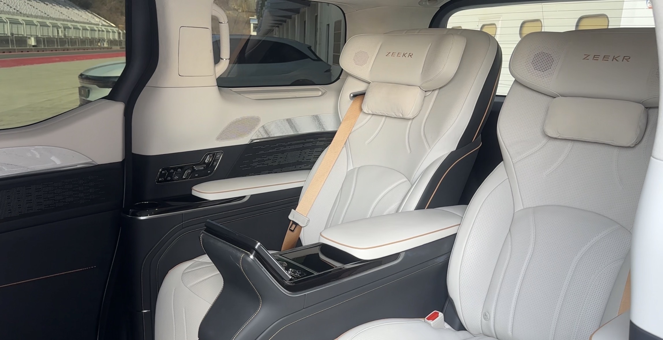 Hé lộ thời điểm Zeekr mang xe điện hạng sang về Việt Nam - Ảnh 4.