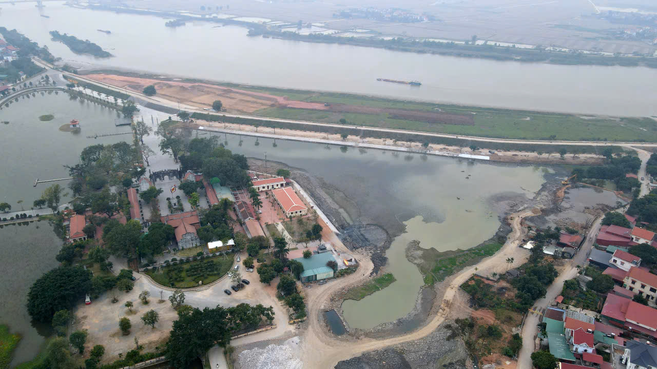 Phát hiện bãi cọc gỗ cổ trong khu di tích Đền Kiếp Bạc - Ảnh 4.