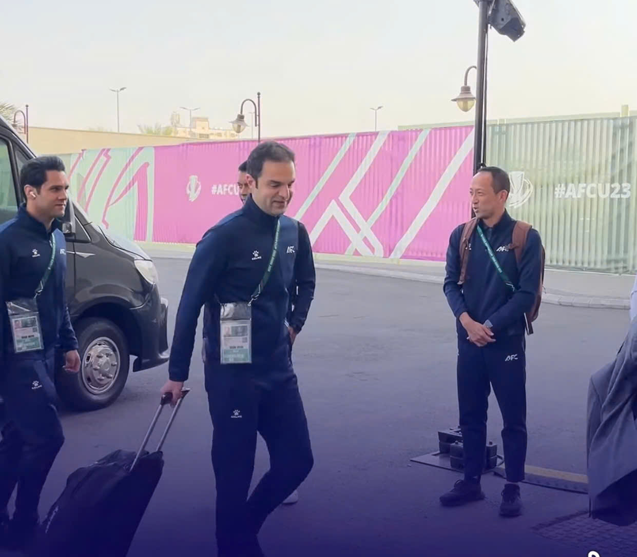 'Ông vua thẻ phạt' đã tới sân, sẵn sàng điều hành ‘mượt’ tứ kết U.23 Việt Nam đại chiến UAE- Ảnh 2.