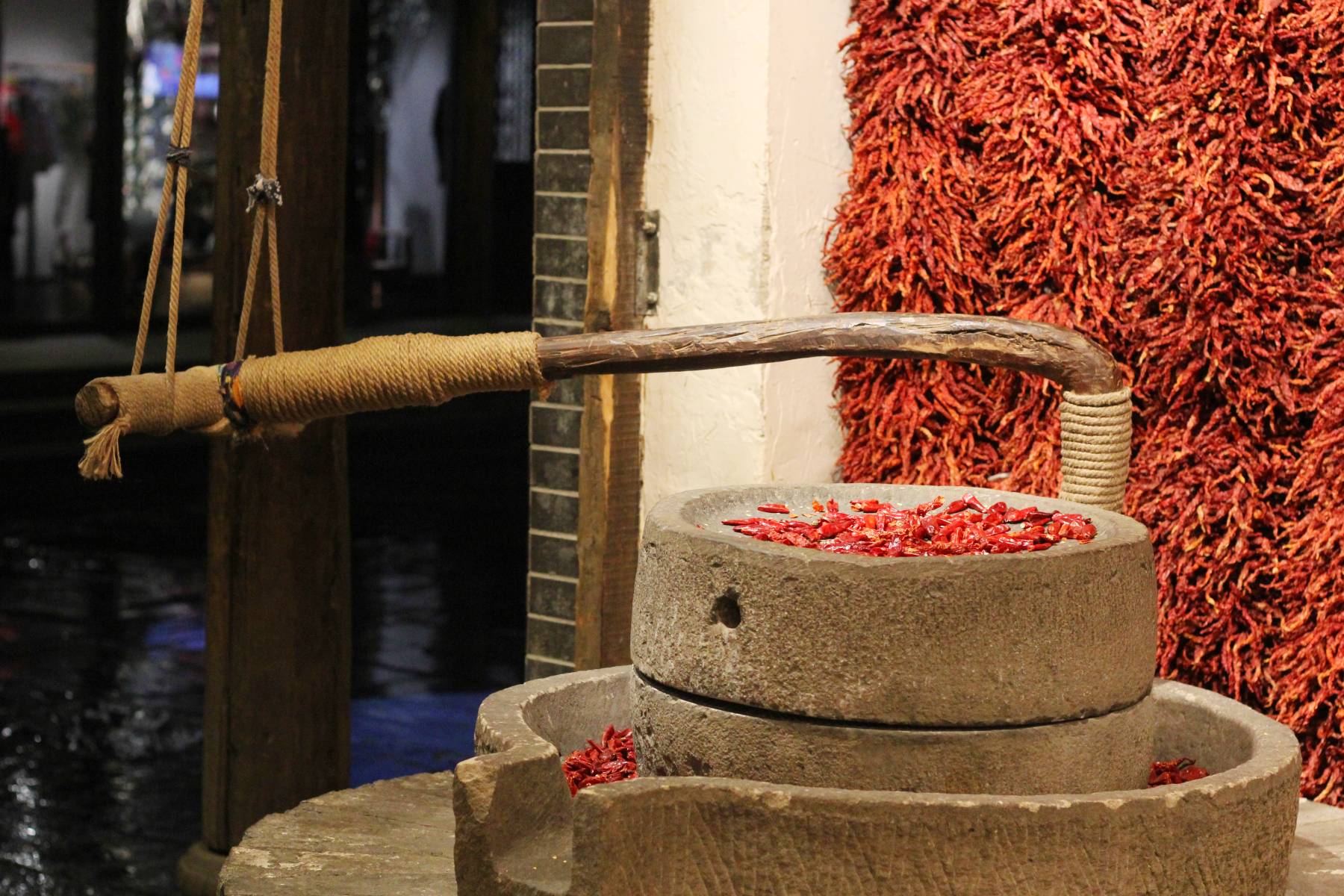 Du lịch Trung Quốc, khách Việt toát mồ hôi khi bước vào tiệm đặc sản bên đường: 