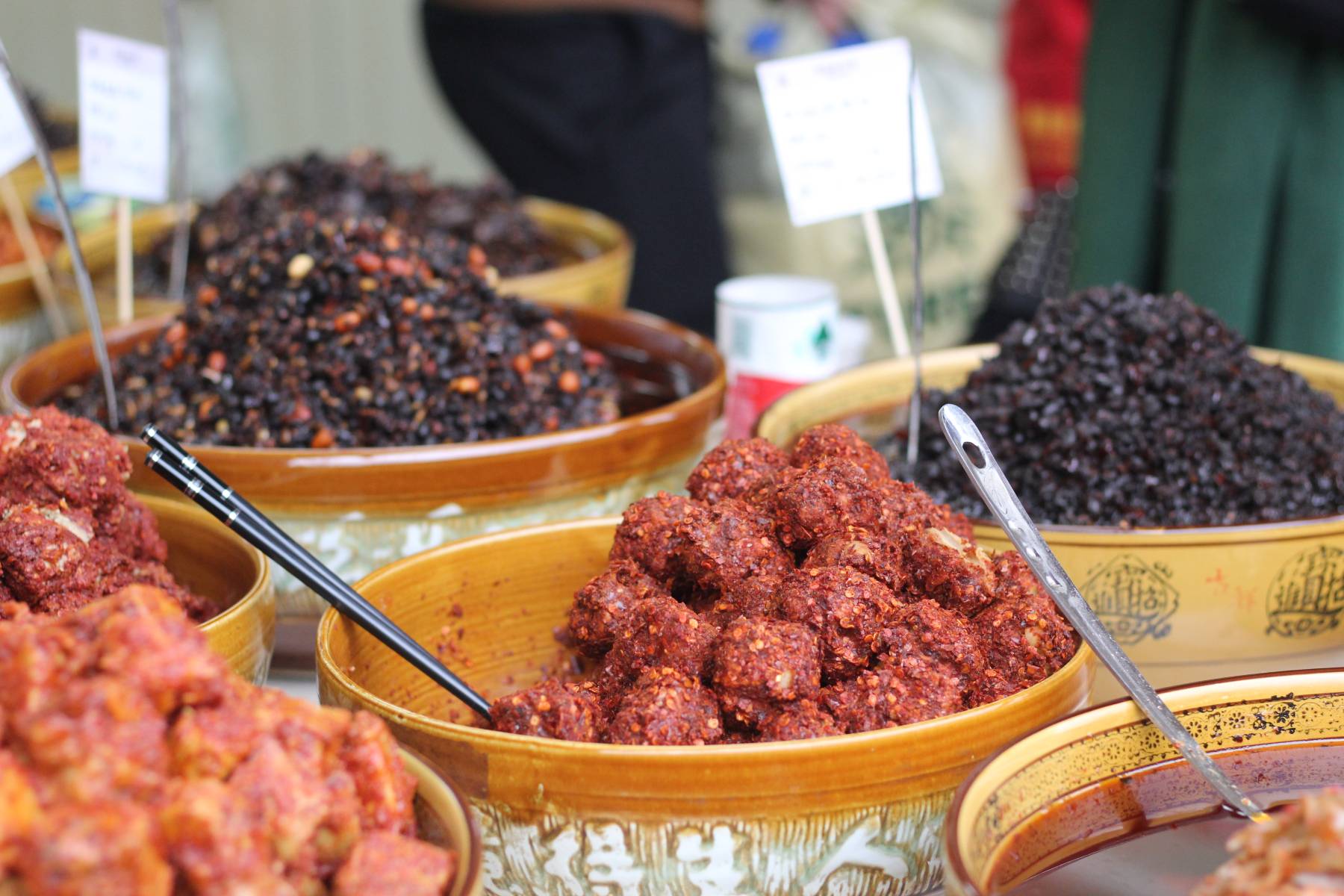 Du lịch Trung Quốc, khách Việt toát mồ hôi khi bước vào tiệm đặc sản bên đường: 