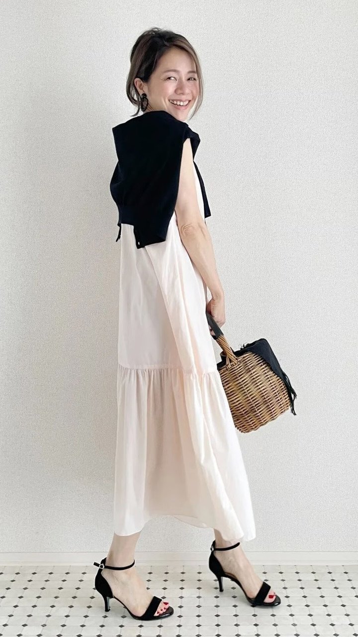 Sakurada trông thật nổi bật trong chiếc váy dài màu trắng ngà và giày cao gót. (Ảnh: 6park)