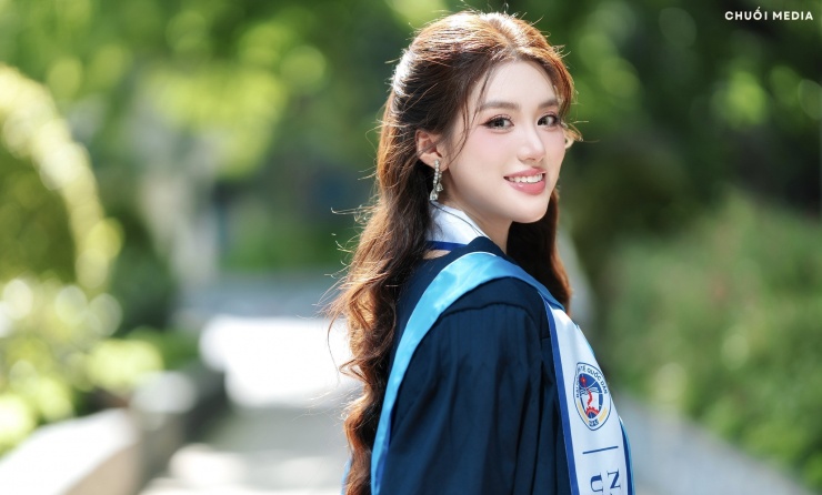 Cô mới tốt nghiệp Cử nhân chuyên ngành Kinh Doanh Quốc Tế - Đại học Kinh Tế Quốc Dân, GPA: 3.63/4.0 cách đây vài tháng. Không chỉ xinh đẹp, Phương Oanh có khả năng giao tiếp hoạt bát, đạt trình độ IELTS 7.5, có khả năng giao tiếp tiếng Trung.