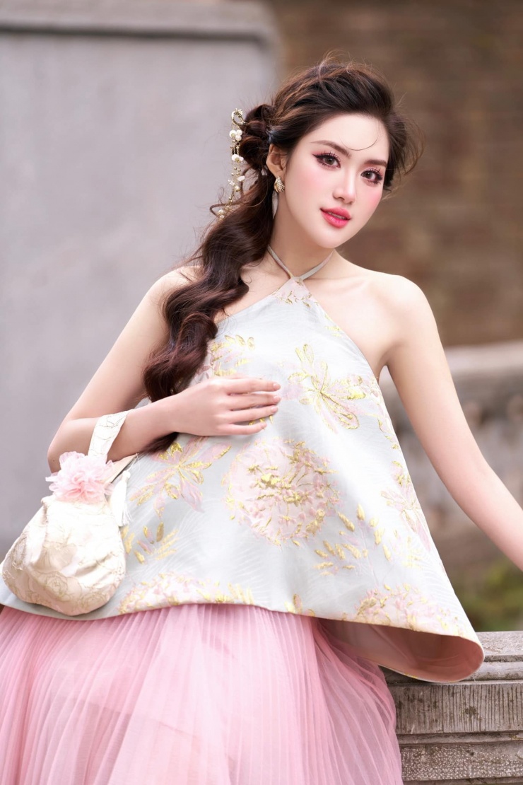 Là một sinh viên Đại học Kinh tế Quốc dân, Phương Oanh cho biết cô thần tượng người chị cùng trường là Hoa hậu Đỗ Thị Hà và lấy đó làm động lực để tham gia cuộc thi nhan sắc. "Khi chị Hà đăng quang, Oanh mới là cô bé lớp 11. Được chứng kiến khoảnh khắc đăng quang của chị đã phần nào thôi thúc tôi thực hiện ước mơ sau này. Tôi đã nhiều lần nhìn thấy chị Hà ở trường. Tôi ngưỡng mộ bởi dù lịch trình dày đặc nhưng chị vẫn đến trường, luôn sẵn sàng chụp ảnh và trò chuyện với các bạn sinh viên", cô nói.