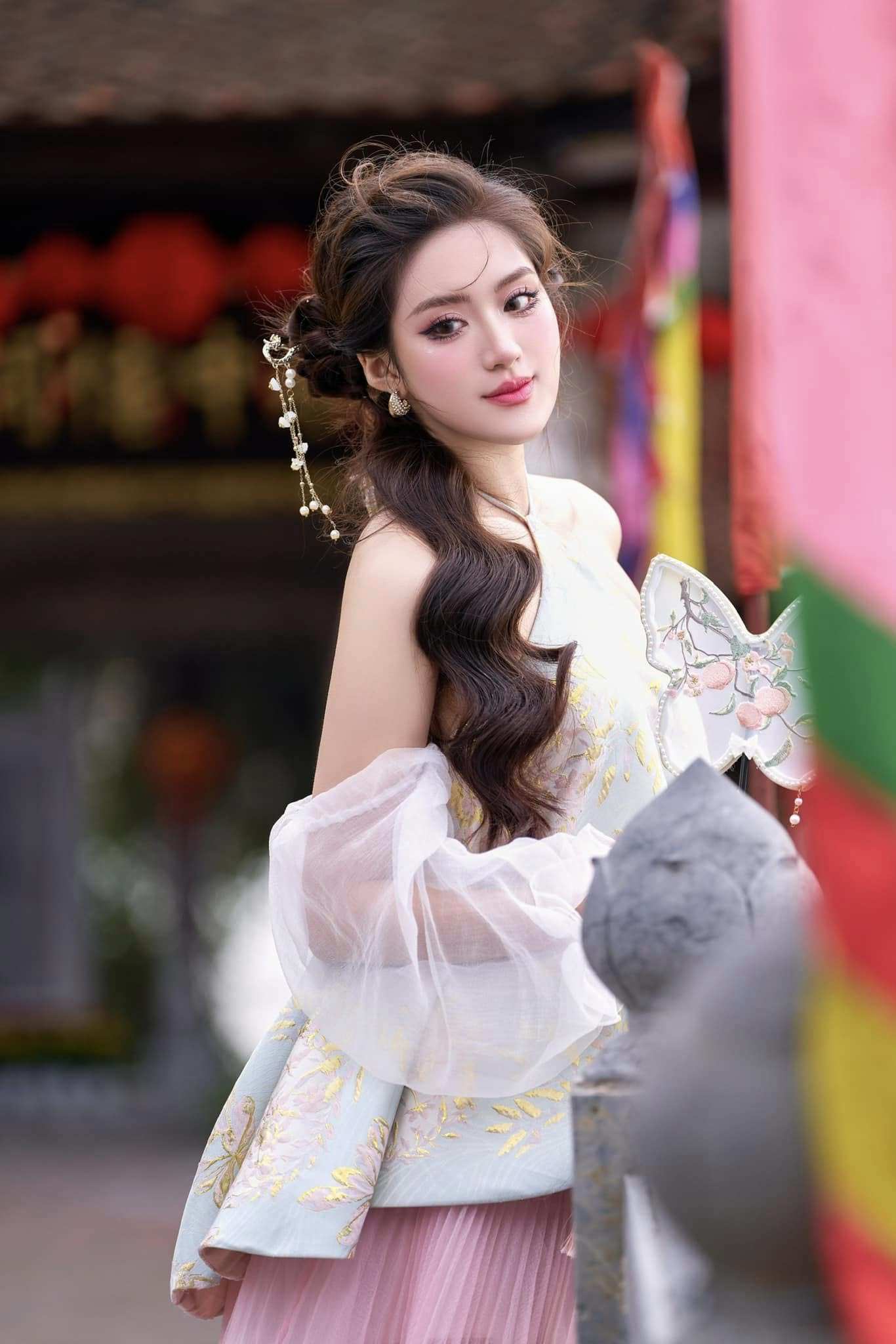 "Đến với cuộc thi, tôi mong muốn thể hiện phiên bản toàn diện nhất, dù chưa hoàn hảo nhưng luôn không ngừng học hỏi và phát triển. Hành trình sắp tới sẽ là cơ hội để lan tỏa những giá trị mà tôi theo đuổi: sự kiên cường, tinh thần tự chủ, cùng khát vọng dám mơ lớn và dám hành động. Trên hết, tôi tin rằng niềm tin, bản lĩnh và sự bền bỉ sẽ giúp tôi chạm tới đích đến cuối cùng, nơi có thể tạo ra nguồn năng lượng tích cực và đóng góp những giá trị ý nghĩa cho cộng đồng", Phương Oanh nói.