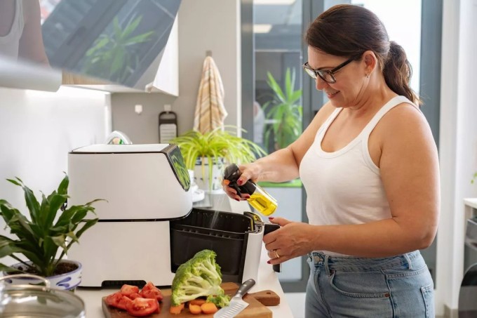 Chuyên gia khuyến khích đổ dầu ăn thông thường vào lọ chiết có van xịt thay vì mua dầu ăn dạng xịt bán sẵn, do chúng thường chứa lecithin, lâu ngày có thể phá hủy dần lớp chống dính của các thiết bị nhà bếp.