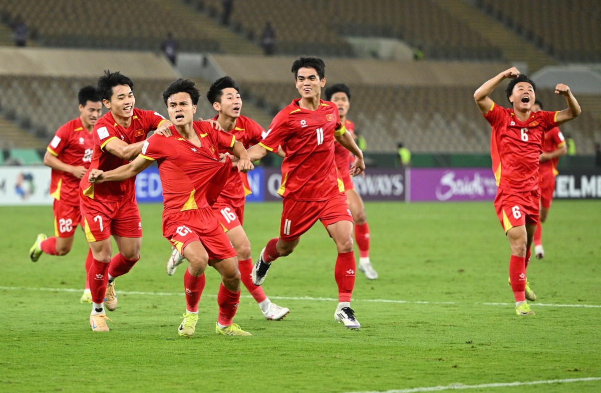 Minh Phúc (số 21) mừng bàn thắng ở phút 101 giúp Việt Nam hạ UAE 3-2 ở tứ kết U23 châu Á 2026, trên sân Prince Abdullah Al Faisal ở Jeddah, Arab Saudi vào tối 16/1/2025. Ảnh: AFC