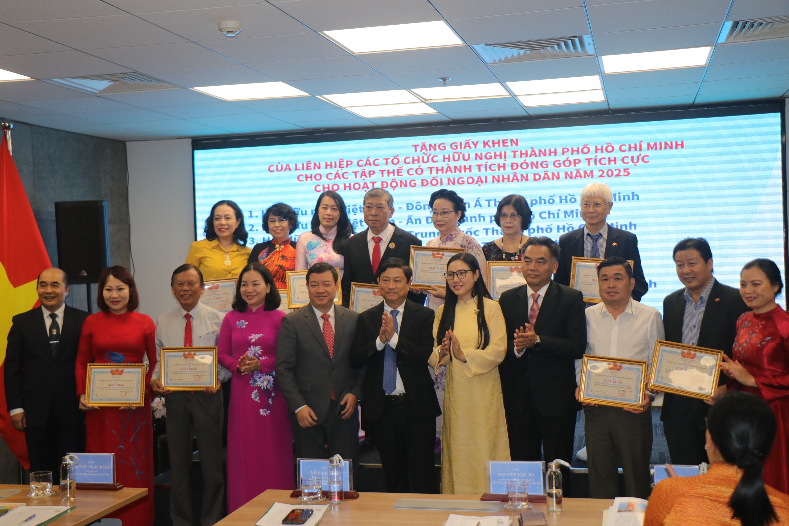 TP.HCM đẩy mạnh đối ngoại nhân dân, huy động hơn 400 tỉ đồng viện trợ năm 2025 - Ảnh 1.