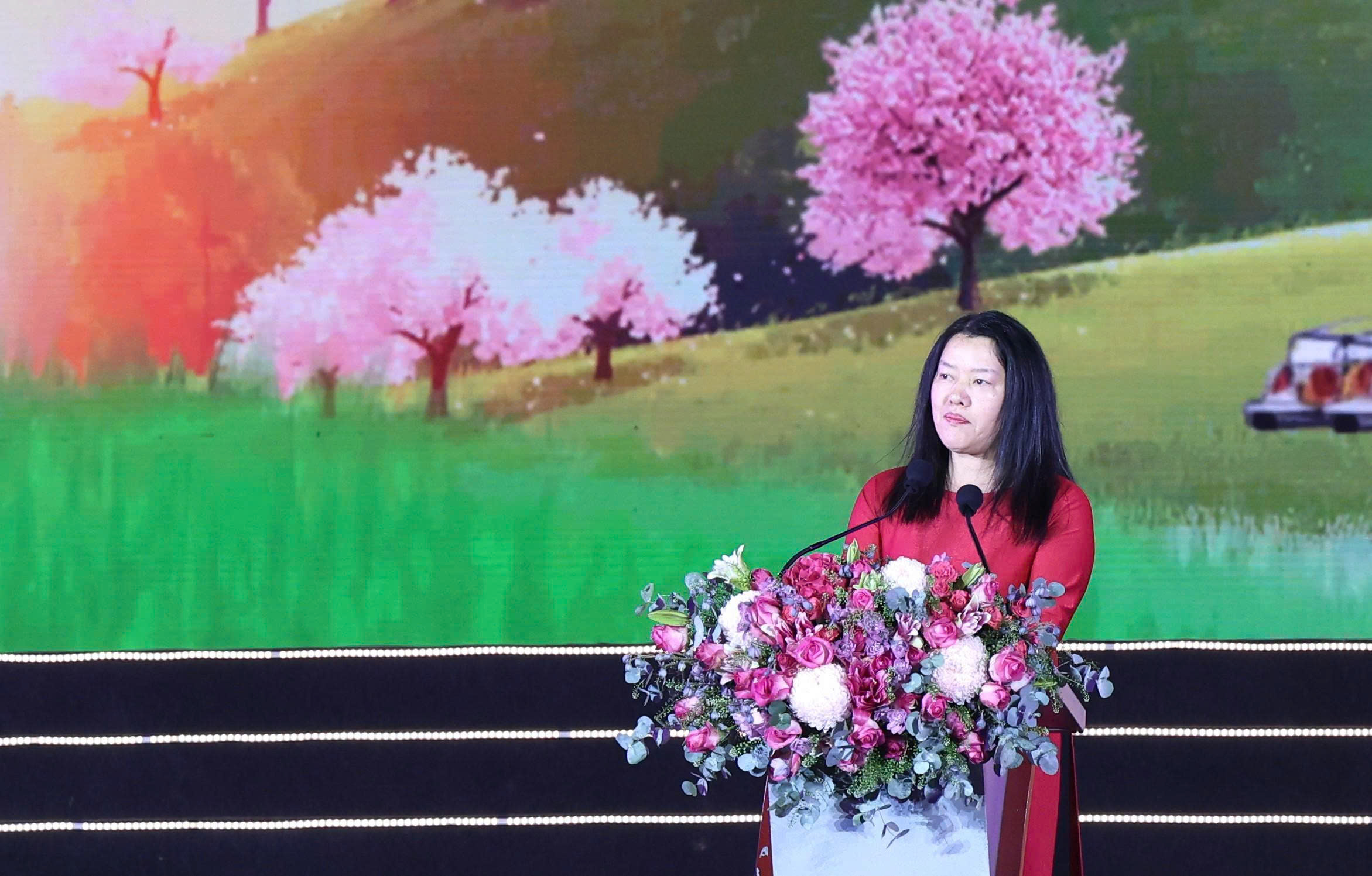 Mai anh đào Đà Lạt rực rỡ sắc xuân trong đêm khai hội- Ảnh 2.