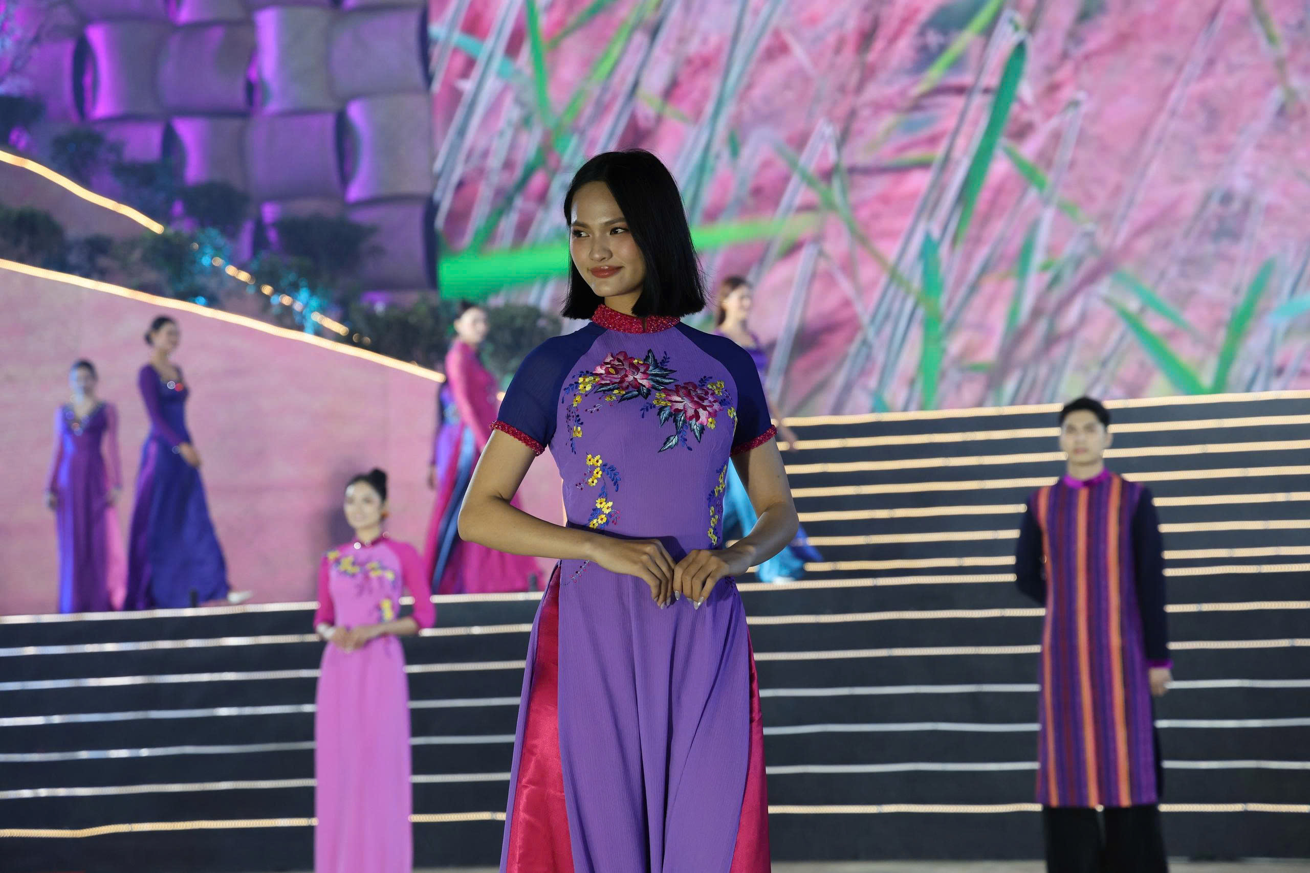 Mai anh đào Đà Lạt rực rỡ sắc xuân trong đêm khai hội- Ảnh 4.