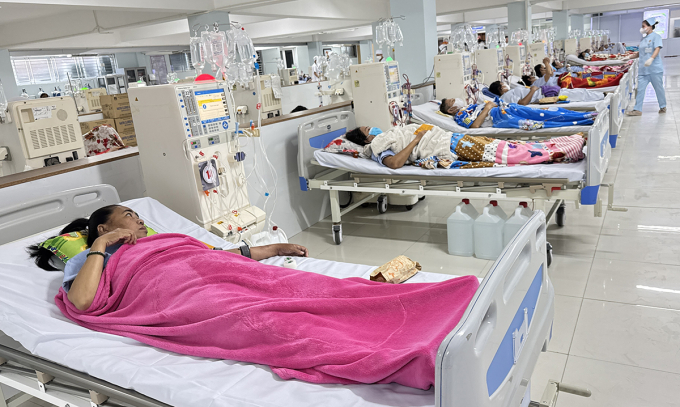 Người bệnh được lọc máu tại Bệnh viện quân y 121. Ảnh: An Bình