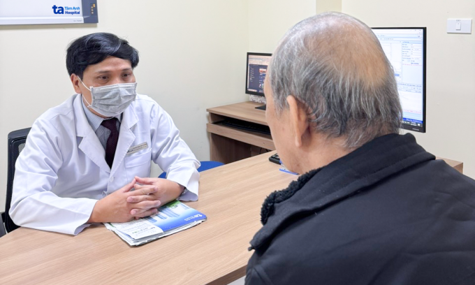 Ông Kỳ tái khám với bác sĩ Khang một tuần sau mổ, sức khỏe hồi phục tốt. Ảnh: Bệnh viện Đa khoa Tâm Anh