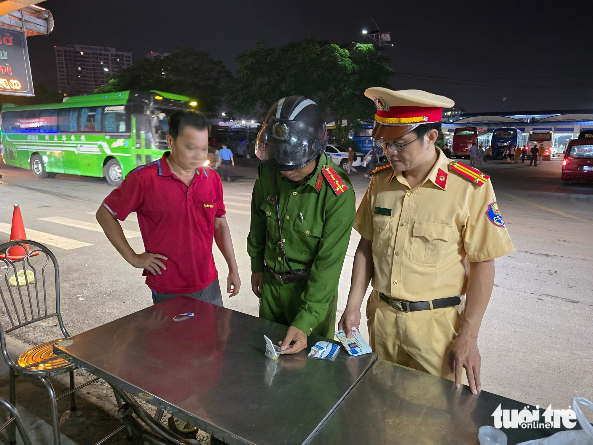 Cảnh sát giao thông test ma túy, nồng độ cồn với tài xế Bến xe Miền Tây - Ảnh 2.