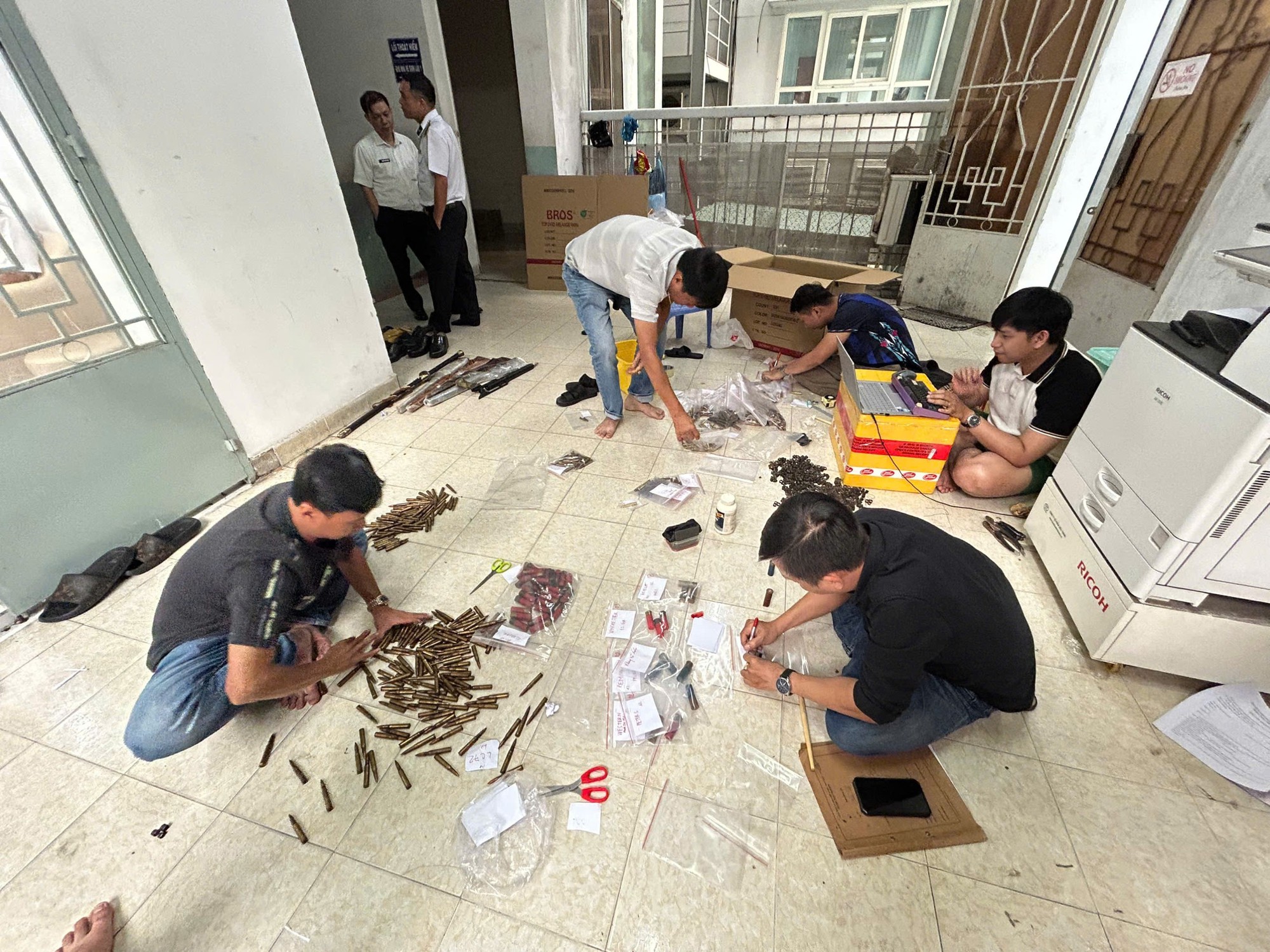 Khám xét khẩn cấp 18 địa điểm của 