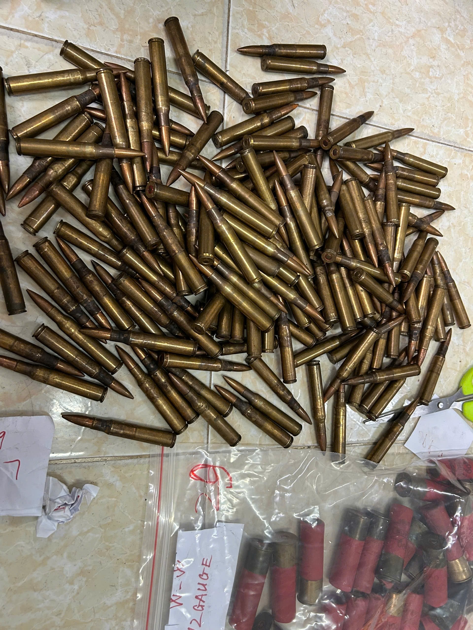 Khám xét khẩn cấp 18 địa điểm của 