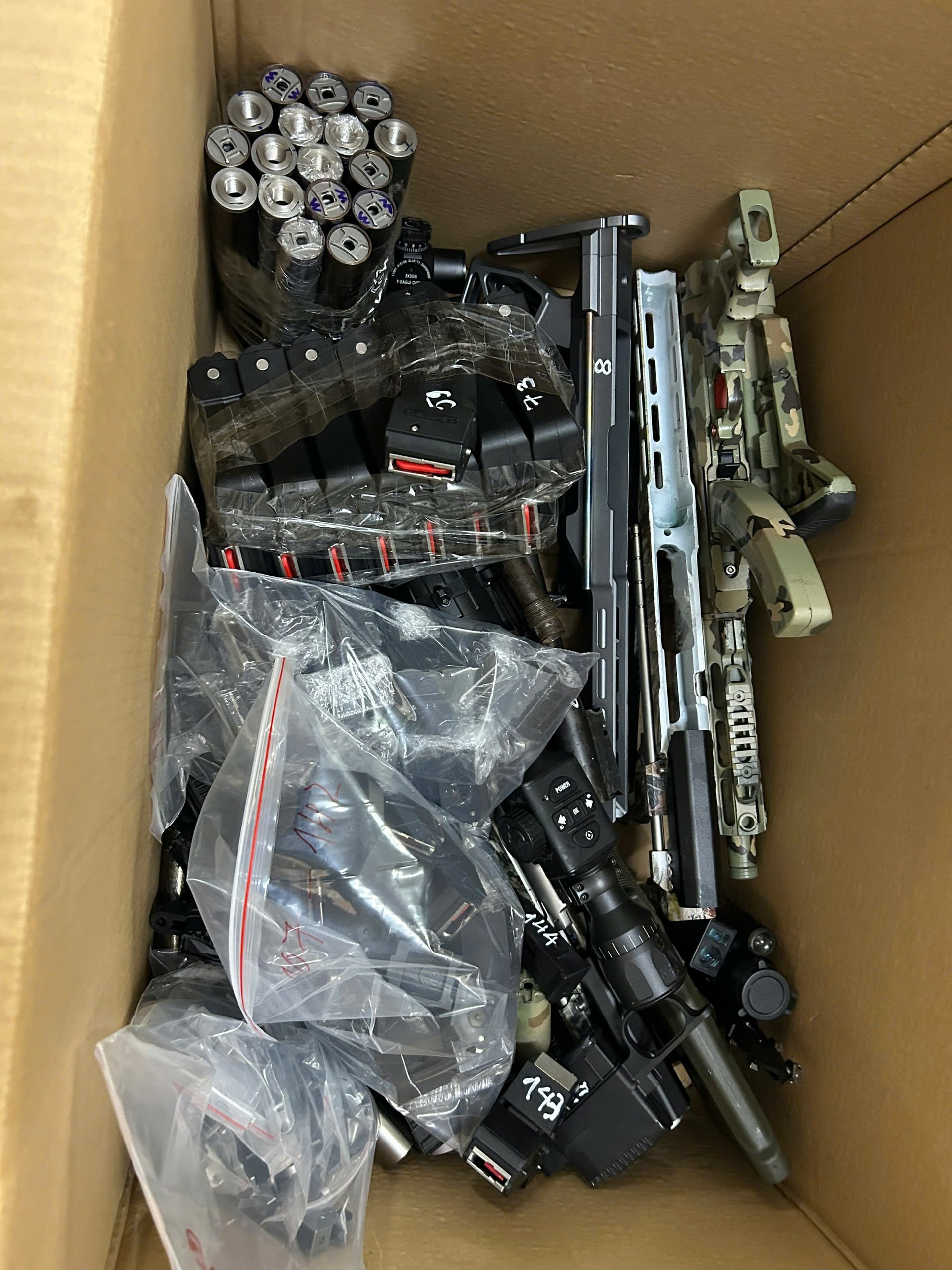 Khám xét khẩn cấp 18 địa điểm của 