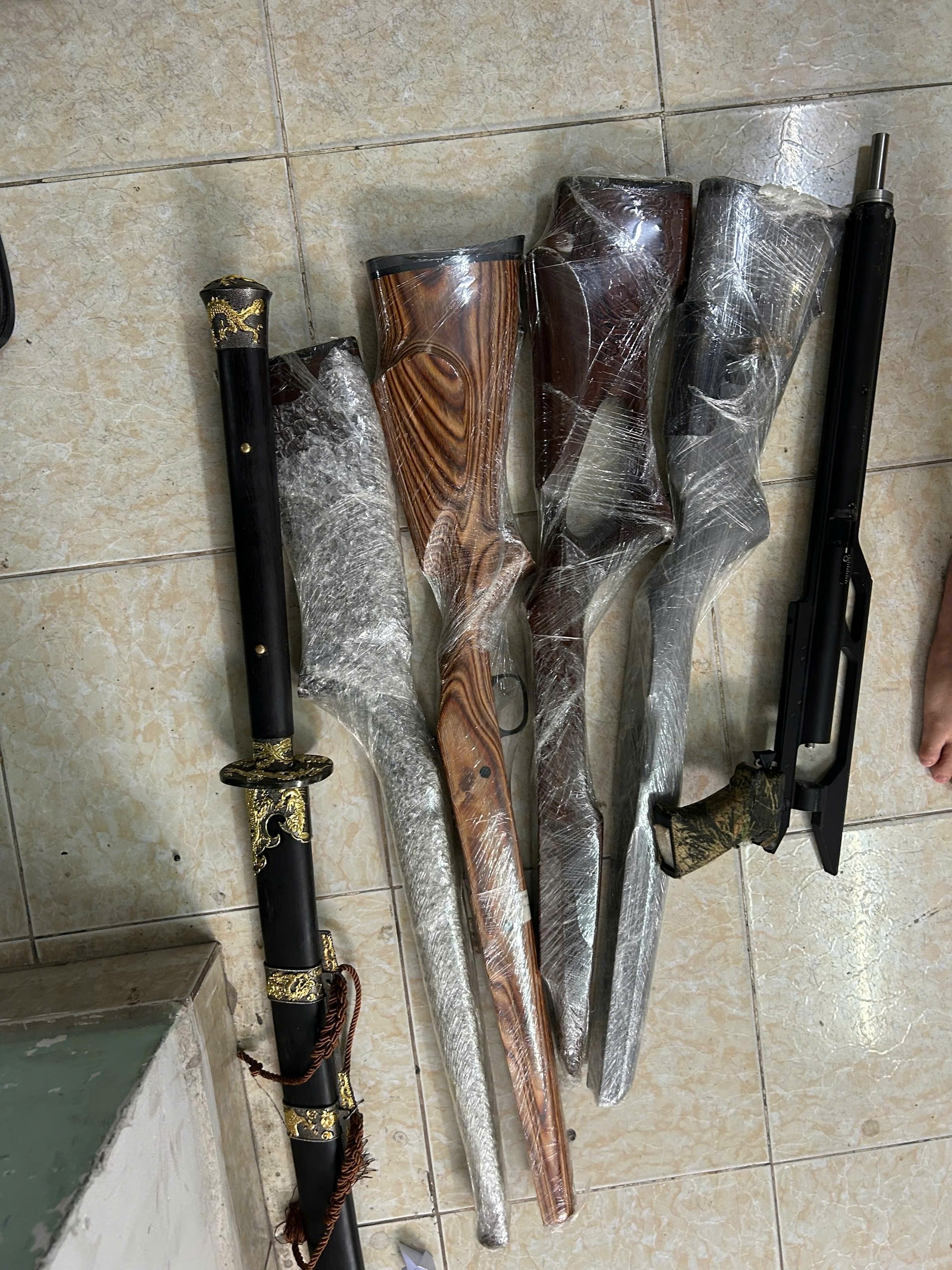 Khám xét khẩn cấp 18 địa điểm của 