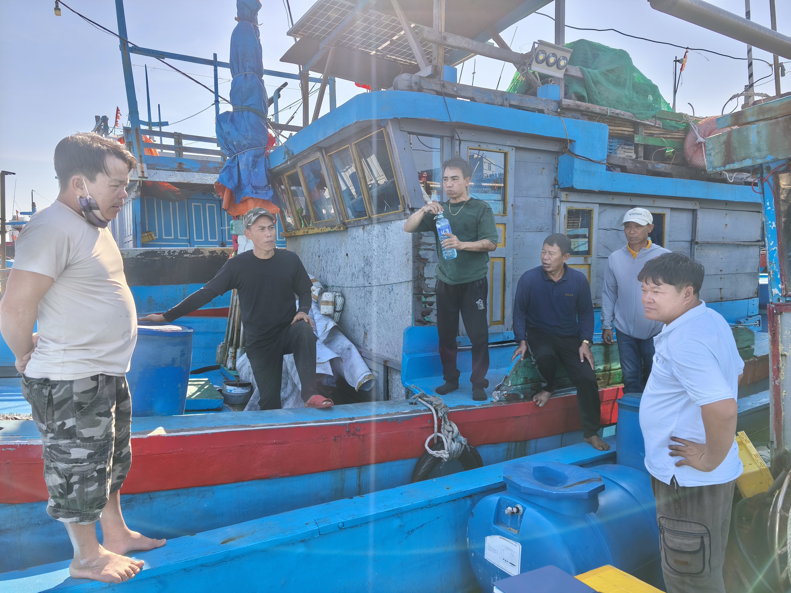 Cận Tết, ngư dân Đà Nẵng vẫn chần chừ ra khơi vì… máy VX- Ảnh 5.