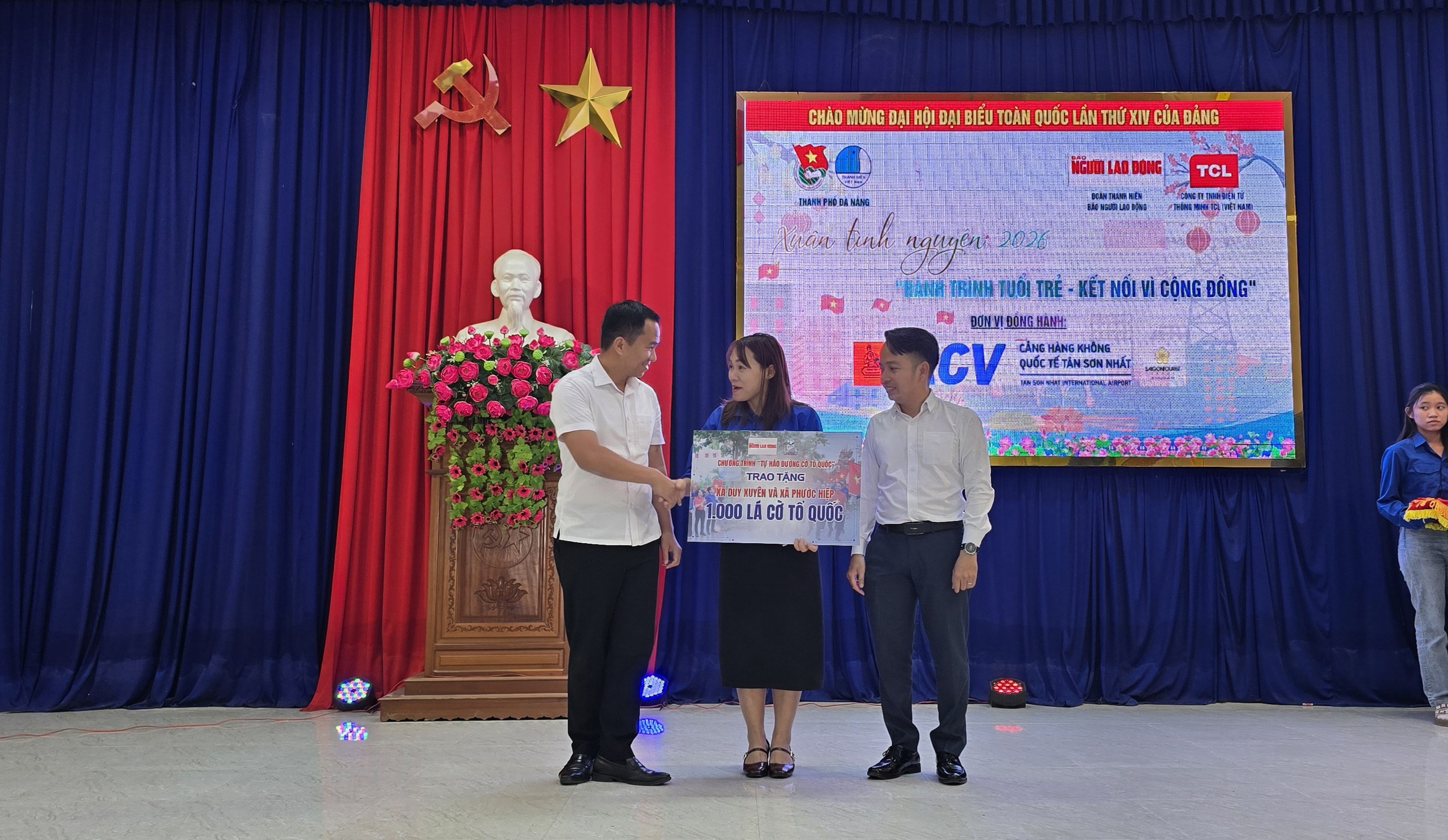 Đoàn Báo Người Lao Động cùng nhà đồng hành tặng 20 tivi cho Đà Nẵng - Ảnh 2.