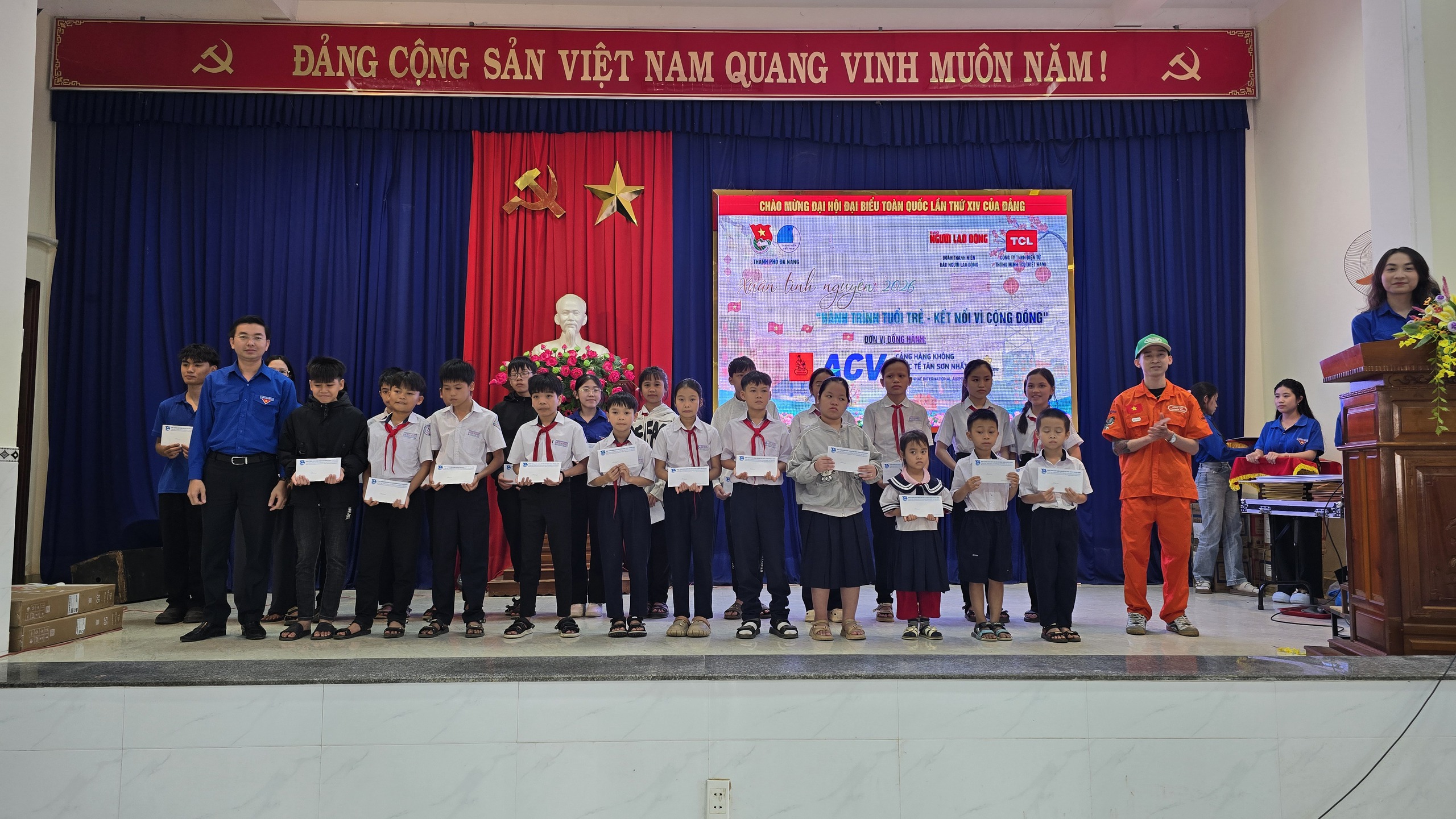 Đoàn Báo Người Lao Động cùng nhà đồng hành tặng 20 tivi cho Đà Nẵng - Ảnh 4.