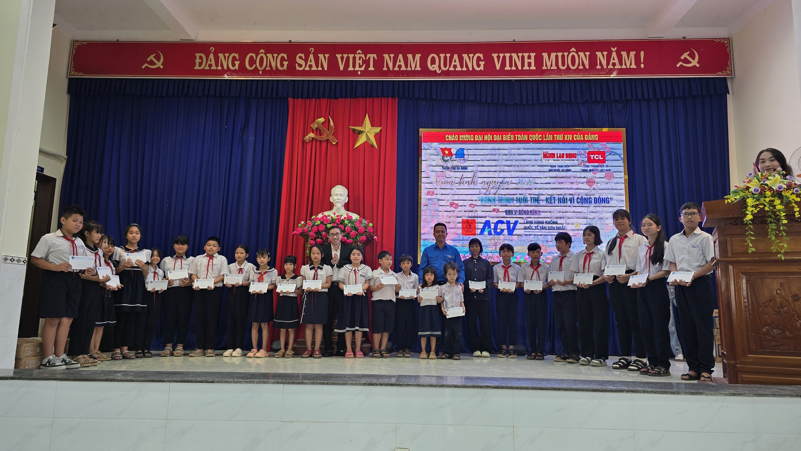 Đoàn Báo Người Lao Động cùng nhà đồng hành tặng 20 tivi cho Đà Nẵng - Ảnh 3.