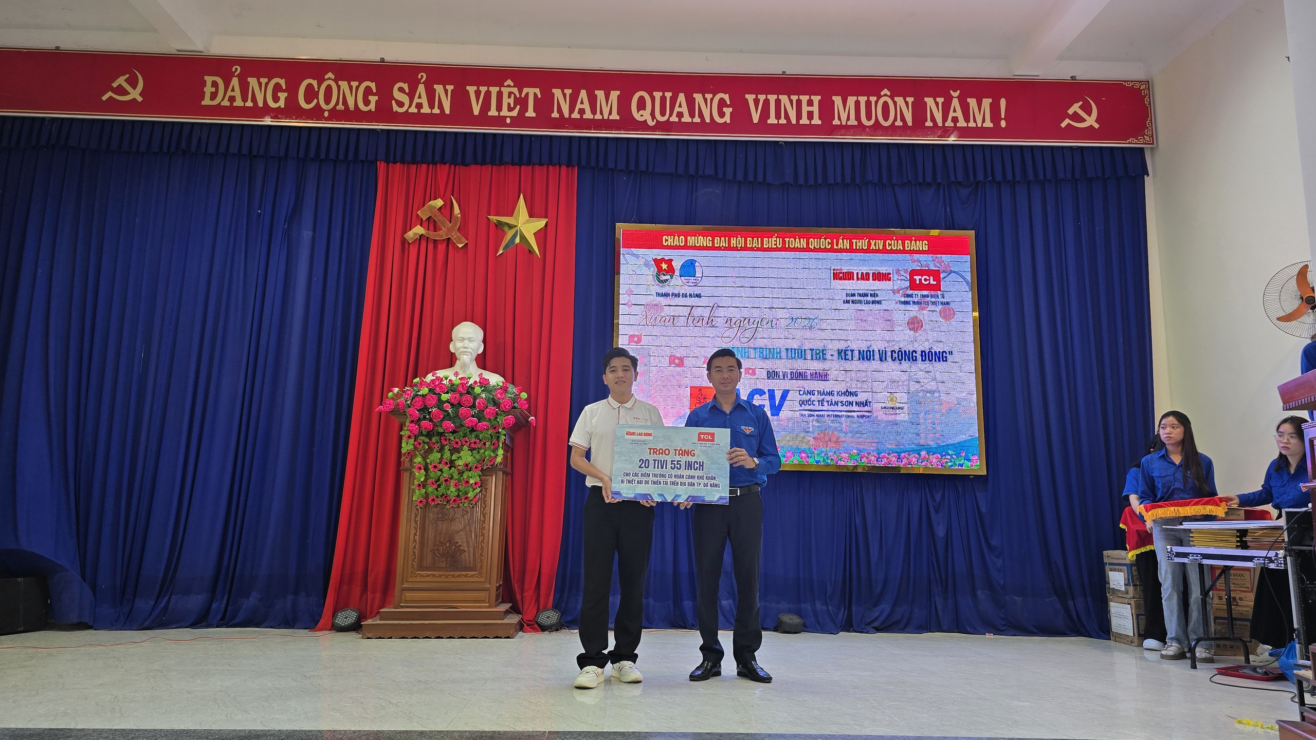 Đoàn Báo Người Lao Động cùng nhà đồng hành tặng 20 tivi cho Đà Nẵng - Ảnh 5.