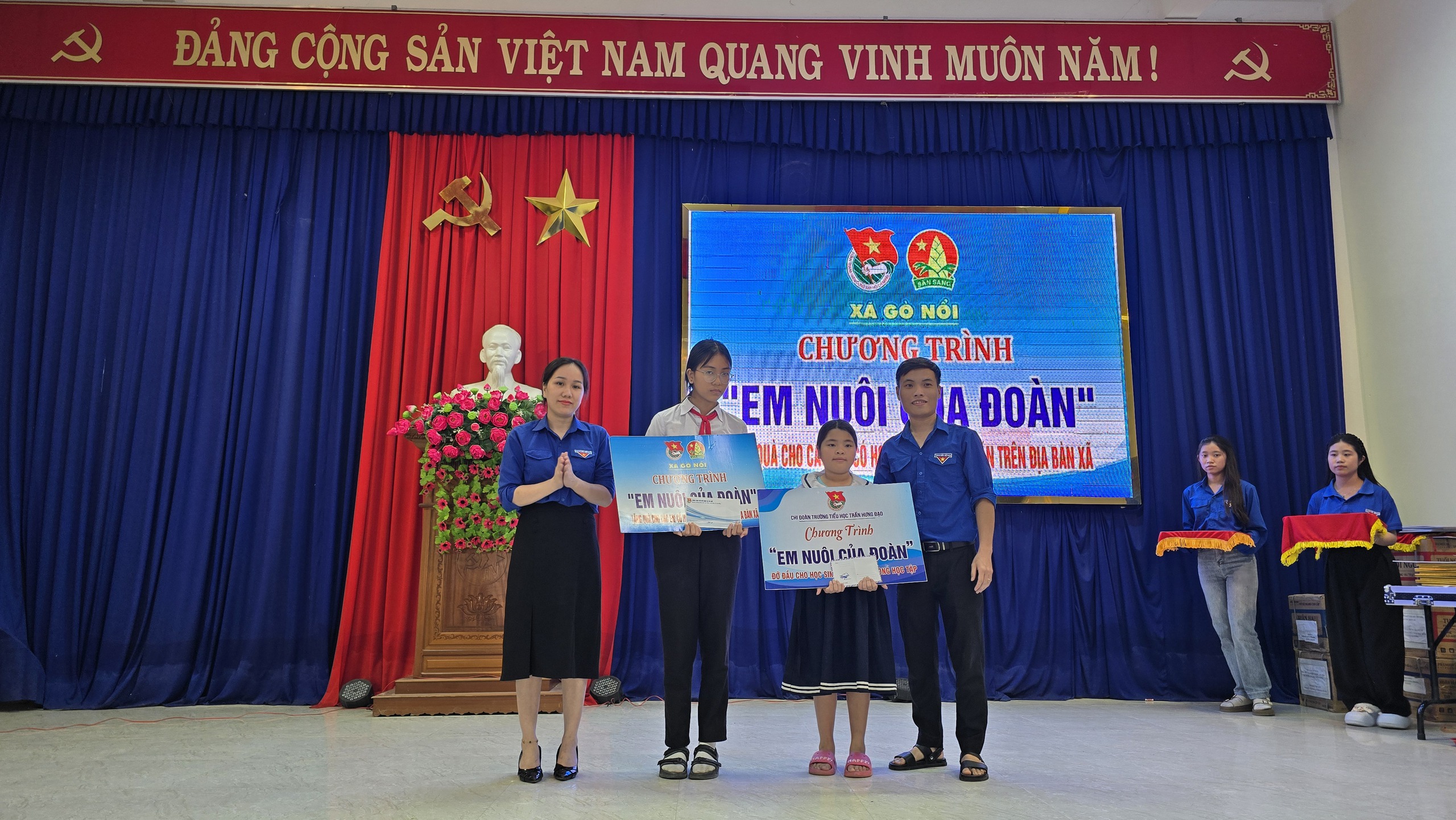 Đoàn Báo Người Lao Động cùng nhà đồng hành tặng 20 tivi cho Đà Nẵng - Ảnh 10.