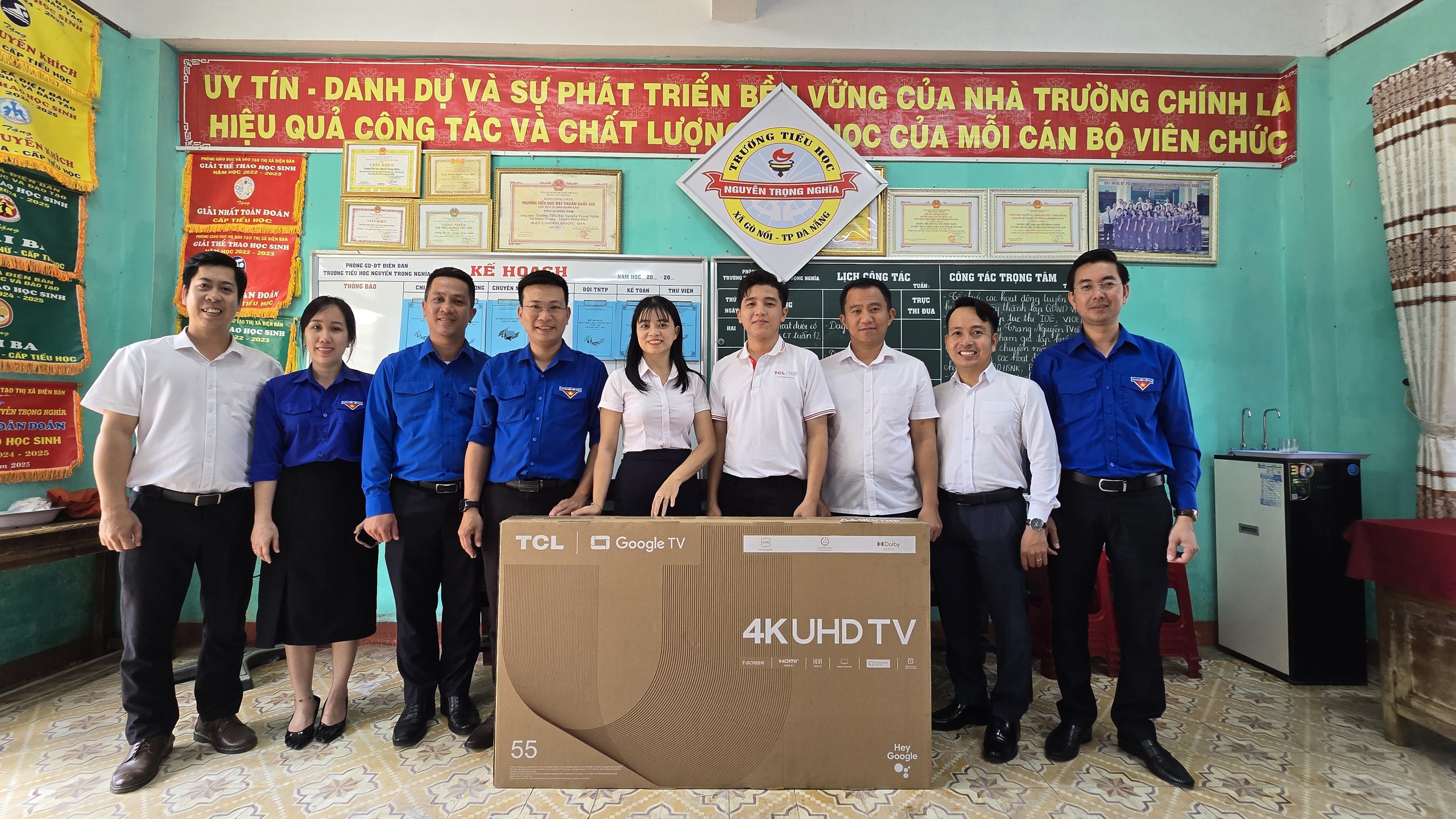 Đoàn Báo Người Lao Động cùng nhà đồng hành tặng 20 tivi cho Đà Nẵng - Ảnh 11.