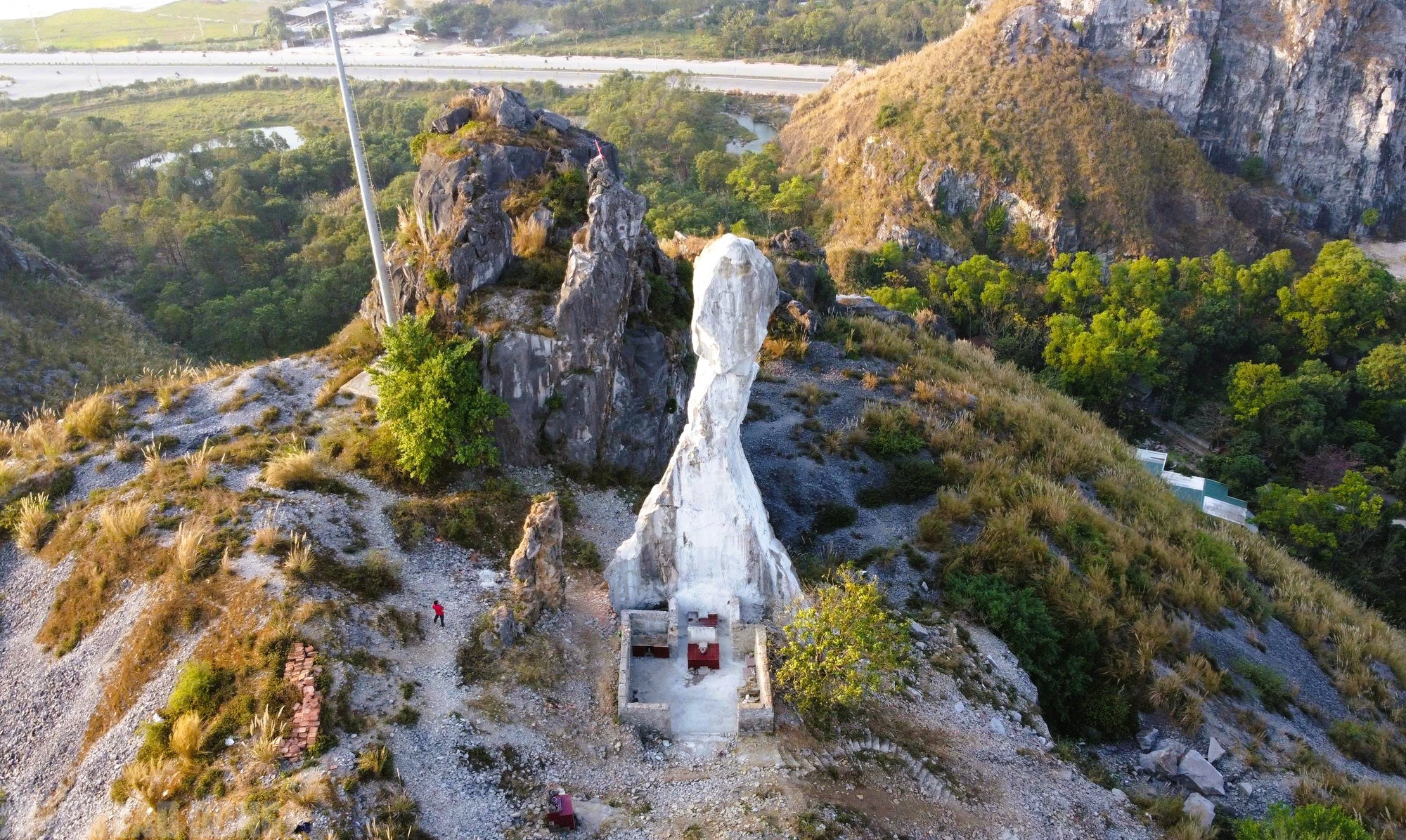 Phó chủ tịch tỉnh Thanh Hóa chỉ đạo kiểm tra thông tin liên quan tới Hòn Vọng Phu - Ảnh 3.