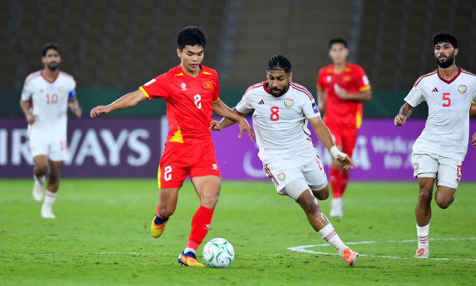 Cầu thủ UAE tranh bóng với tiền đạo Lê Phát (số 2). Ảnh: AFC