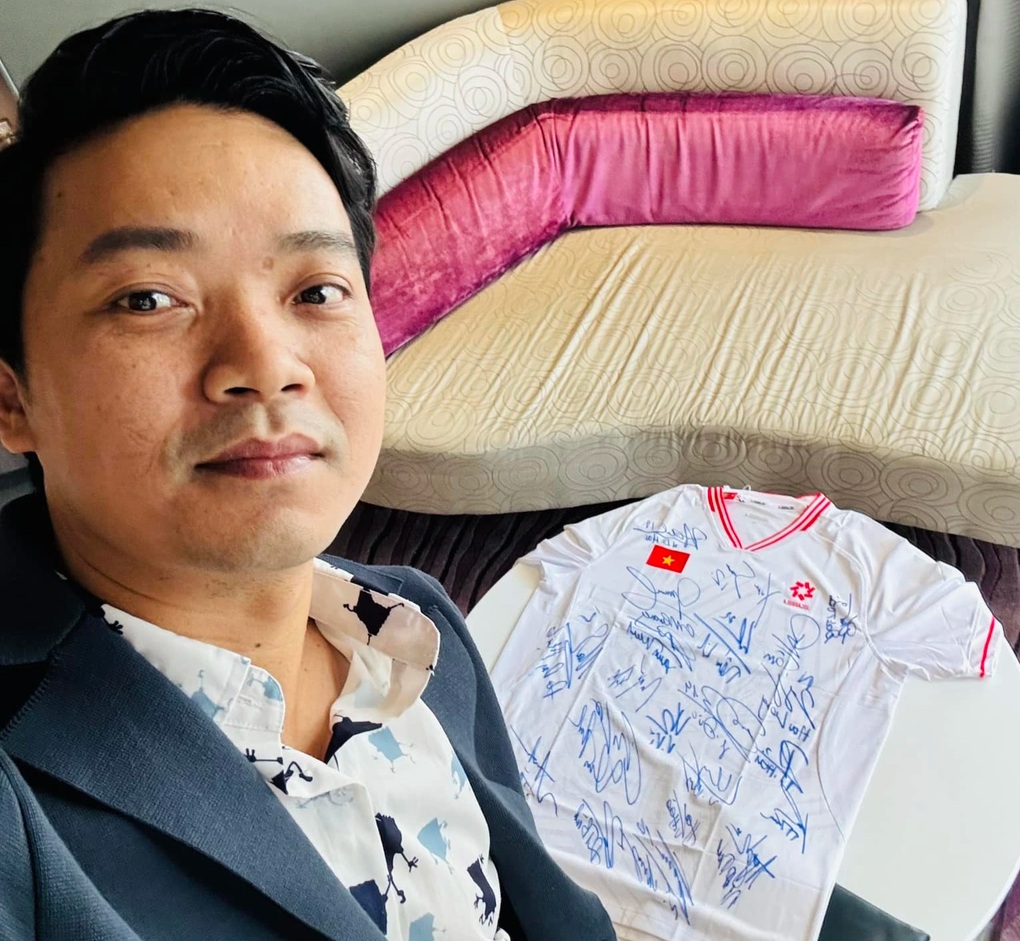 Khách Việt mang muối vừng, chi 150 triệu đồng sang cổ vũ U23 Việt Nam - 2