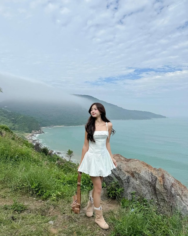 Váy trắng phối giày bốt, sự giao thoa ngọt ngào đầy sức hút- Ảnh 3.