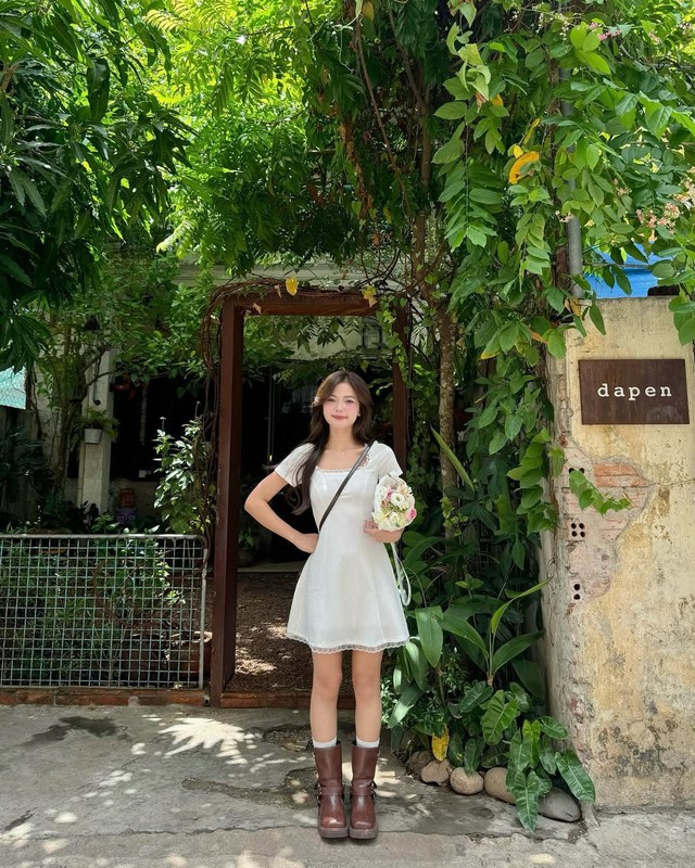 Váy trắng phối giày bốt, sự giao thoa ngọt ngào đầy sức hút- Ảnh 4.
