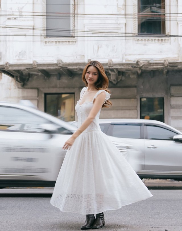 Váy trắng phối giày bốt, sự giao thoa ngọt ngào đầy sức hút- Ảnh 7.