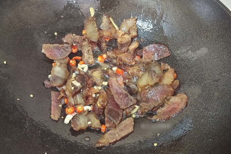 Loại rau dại có mùi lạ, "bình chữa cháy" của cơ thể, giúp thanh nhiệt, làm mát máu, giải độc, xào thịt cực thơm - 7