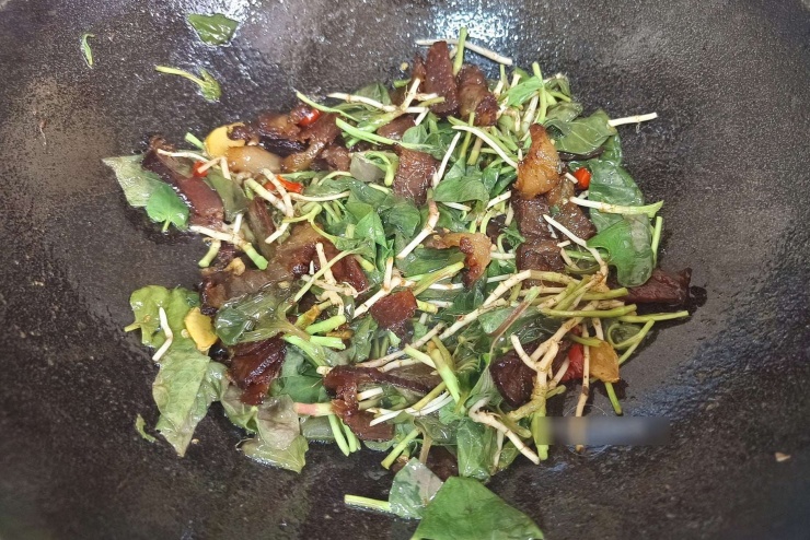 Loại rau dại có mùi lạ, "bình chữa cháy" của cơ thể, giúp thanh nhiệt, làm mát máu, giải độc, xào thịt cực thơm - 8