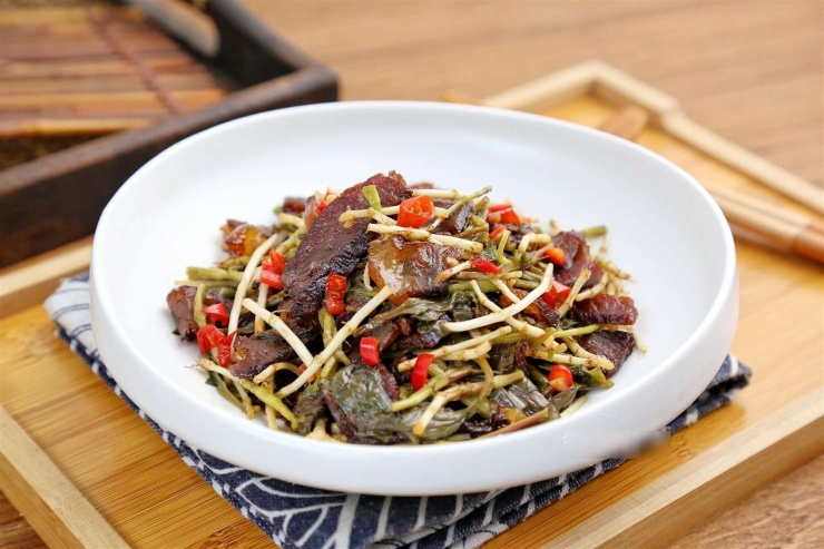 Loại rau dại có mùi lạ, "bình chữa cháy" của cơ thể, giúp thanh nhiệt, làm mát máu, giải độc, xào thịt cực thơm - 9